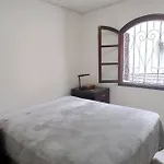 Dois Quartos Com Banheiros Privativos - Casa Em Moema.