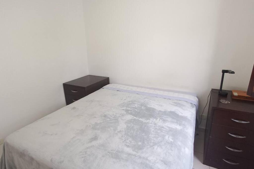 Apartamento Dois Quartos Com Banheiros Privativos - Casa Em Moema. *